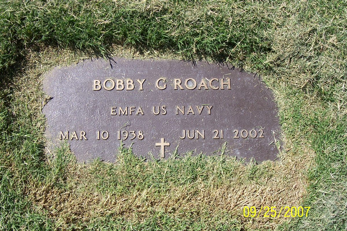 Headstone of Bobby Roach with American flag